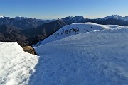 57 Scendo tra muraglia di neve